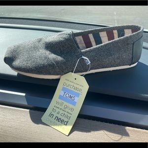 NEW Tom’s Classic Canvas shoe. Never worn.